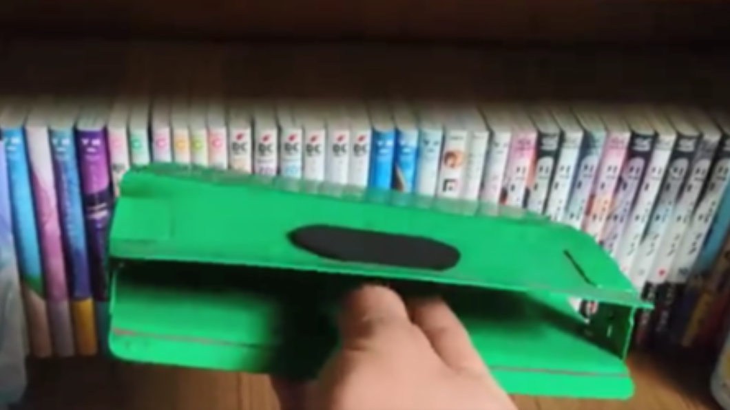 日本網友用綠色小道具讓書櫃多了額外空間。（圖／翻攝自@PFgeminiman 推特）