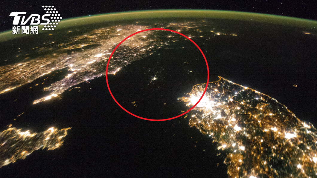 從外太空俯瞰，北韓境內一片黑壓壓。（圖／達志影像路透社）