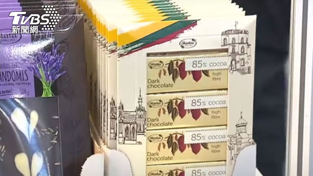 詐騙集團假冒販售立陶宛巧克力，實際上卻是出大陸貨。（圖／TVBS資料畫面）