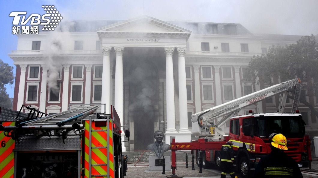 南非國會大廈今發生嚴重大火。（圖／達志影像路透社）