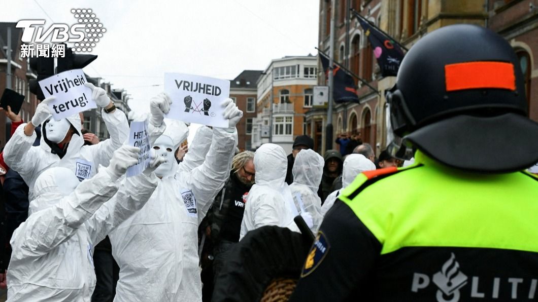 荷蘭民眾抗議政府防疫措施。（圖／達志影像路透社）