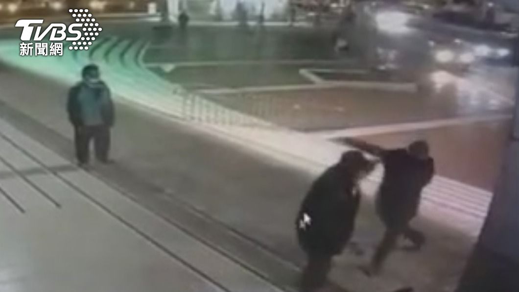 2名男子在車站外大打出手。（圖／TVBS）