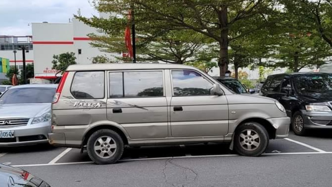 廂型車橫停擋住車輛。（圖／翻攝自爆料公社 臉書）