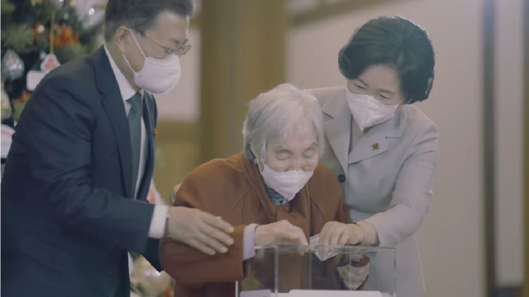 南韓一名92歲朴春子阿嬤日前到青瓦台接受總統文在寅夫婦表揚。（圖／翻攝自青瓦台官方YouTube）
