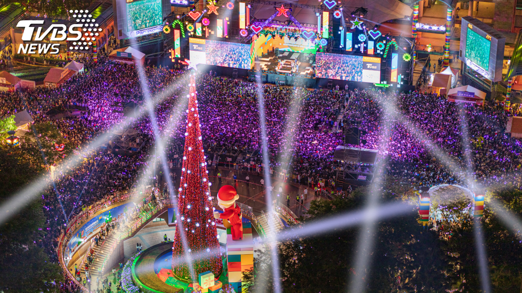 「2021巨星耶誕演唱會」吸引超過41萬人湧入新北歡樂耶誕城。(圖/新北市政府觀光旅遊局提供)