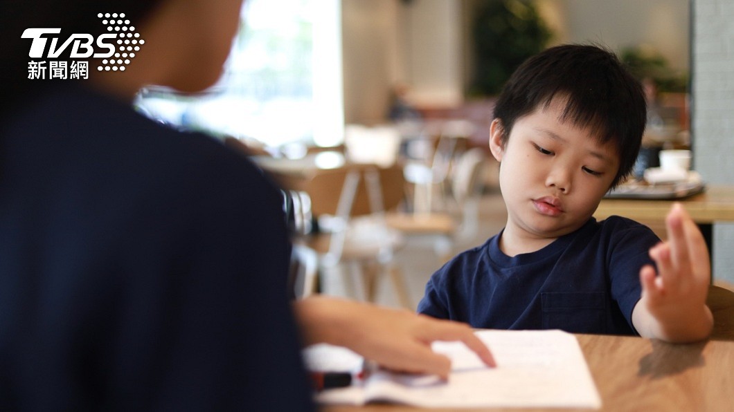 許多父母親都會在孩子寫作業時在一旁陪伴指導。（示意圖／shutterstock達志影像）