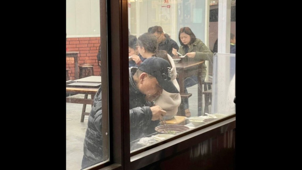 新北市長侯友宜近日在其臉書上PO出一張在小吃店內用餐照片探討通膨問題引發討論。（圖／翻攝自侯友宜臉書）