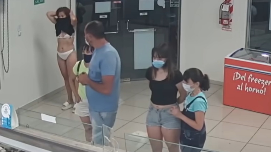 阿根廷3寶爸不顧女兒在旁，直盯著清涼女子看。（圖／翻攝自Diario Mendoza YouTube）