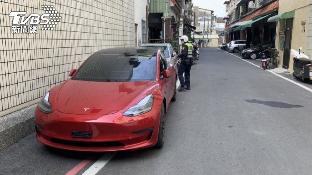 特斯拉違停紅線又拔車牌，警方到場處理。（圖／警方提供）