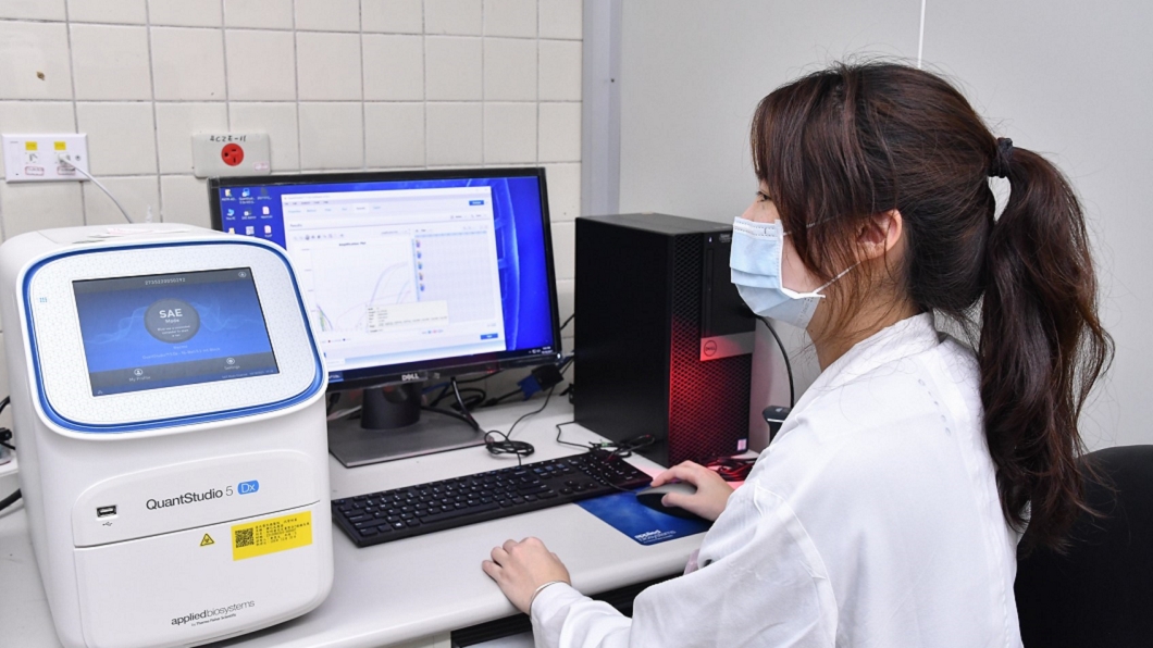 臺北榮總病理檢驗部示範操作，可快速識別變種病毒株的即時聚合鏈鎖反應。（圖／賽默飛世爾提供）