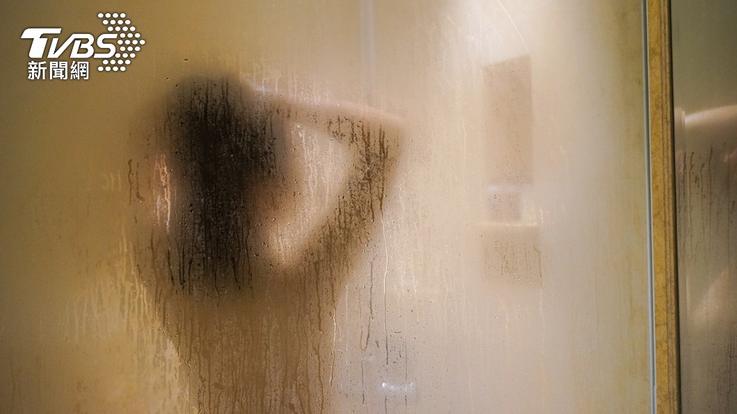 北市一名水電工在浴室裝針孔偷拍小姨子洗澡。（示意圖／shutterstock達志影像）