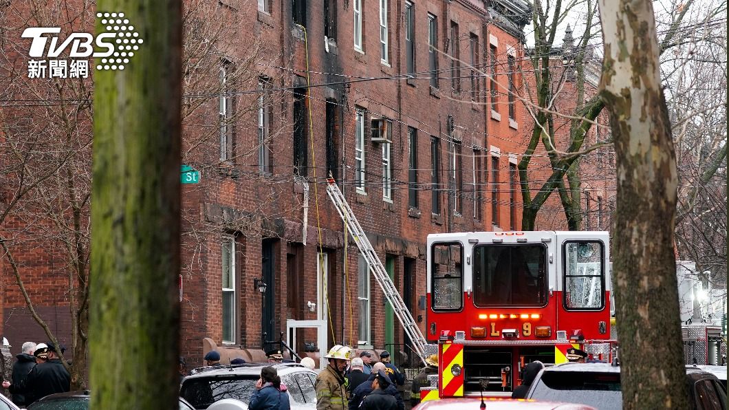 美國時間1月5日清晨，費城火災造成13人喪生。（圖／達志影像美聯社）