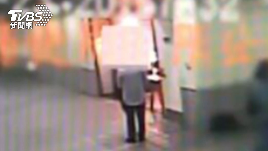 男子站在捷運站內的銀飾店外做猥褻動作。（圖／TVBS）