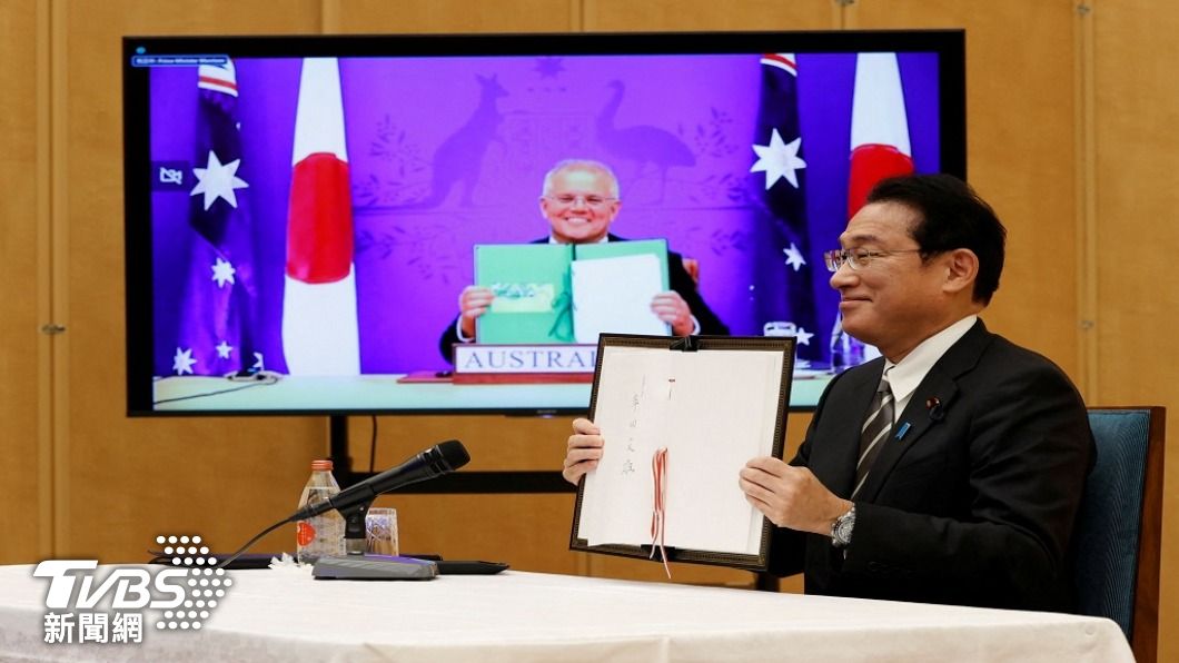 日本首相岸田文雄和澳洲總理莫里森，透過視訊會議簽署協定。(圖/路透社)