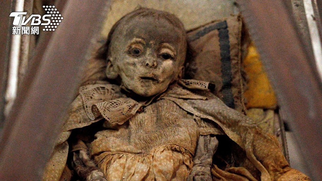 童屍被裝上假眼球，科學家形容他們就像是盯著人看。（圖／達志影像路透社）