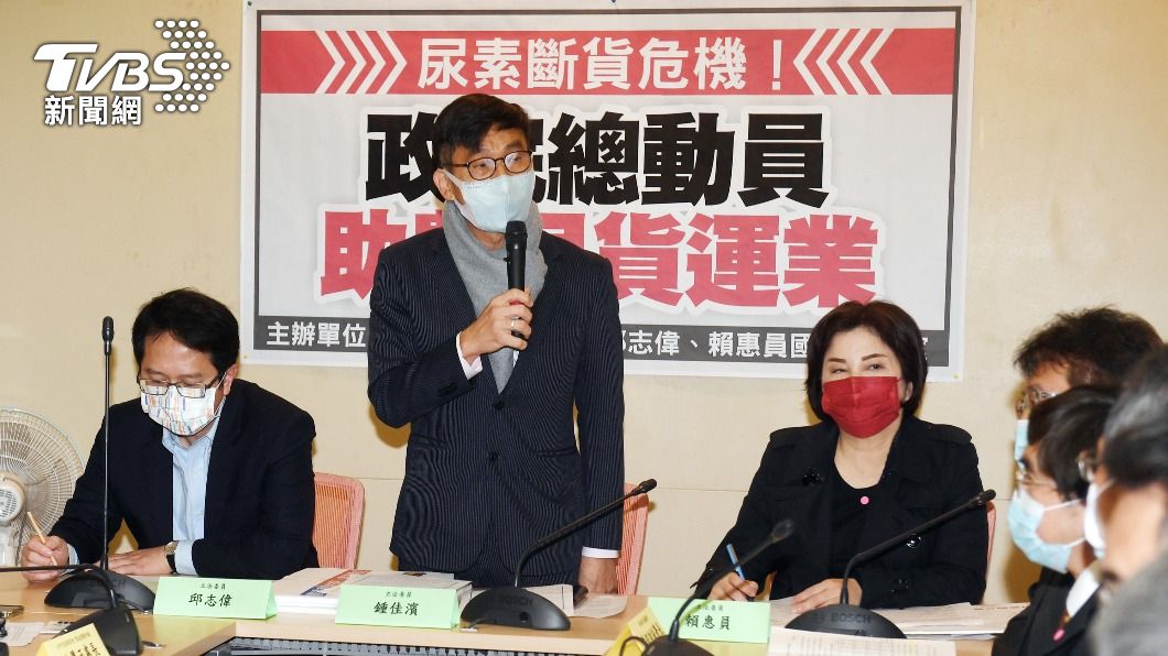 綠委邱志偉（左起）、鍾佳濱、賴惠員舉行「尿素斷貨危機，政院總動員助農民貨運業」記者會。（圖／中央社）