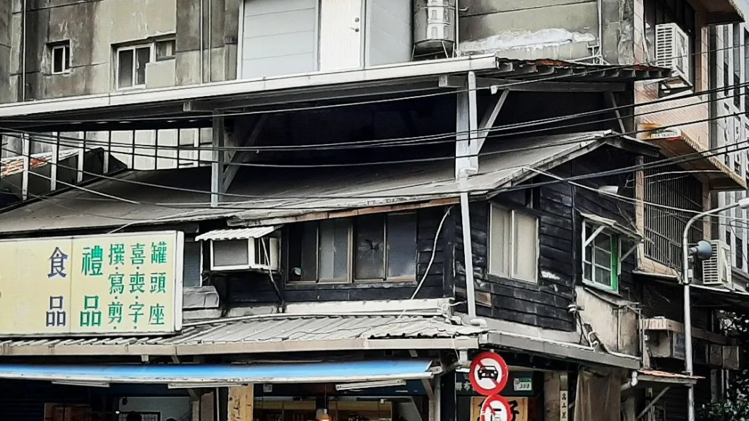 外國記者不解雙屋頂的作用為何。（圖／翻攝自臉書「taiwanreporter」）
