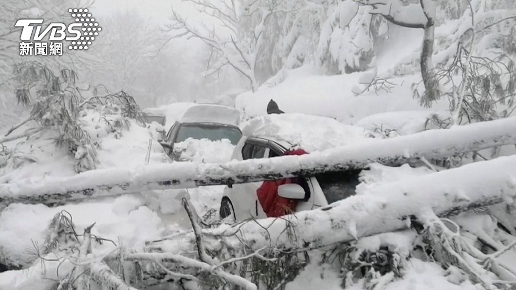 摩理至少有21名受困車輛的遊客在冰雪中喪生。（圖／達志影像路透社）