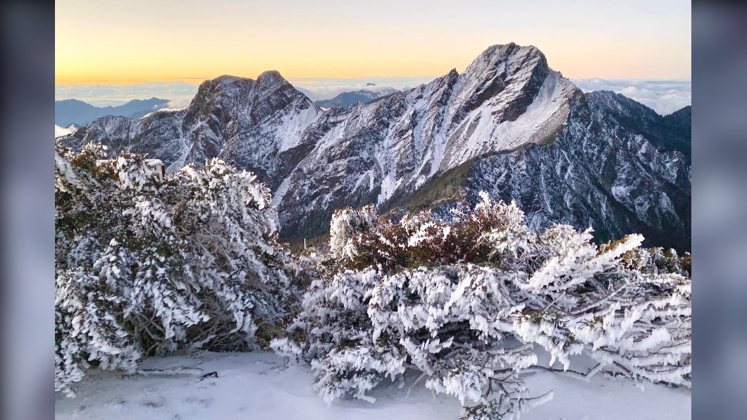 中央氣象局長鄭明典昨日在臉書分享玉山主峰照，銀白色的山頭相當迷人。（圖／翻攝自鄭明典臉書）