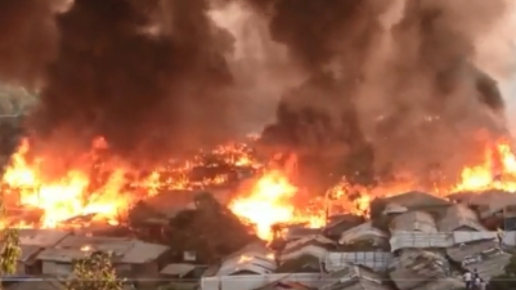科克斯巴扎爾的羅興亞難民營發生大火，現場火勢驚人。（ 圖／翻攝自Dr.Fozia Alvi 推特 @AlviFozia）