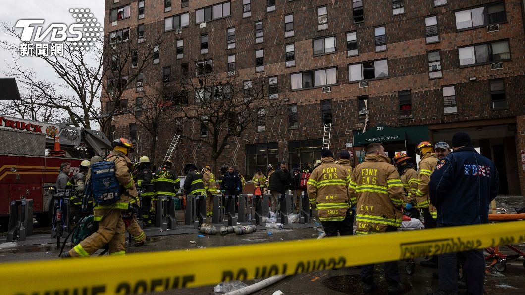 紐約一棟公寓發生大火。（圖／達志影像美聯社）