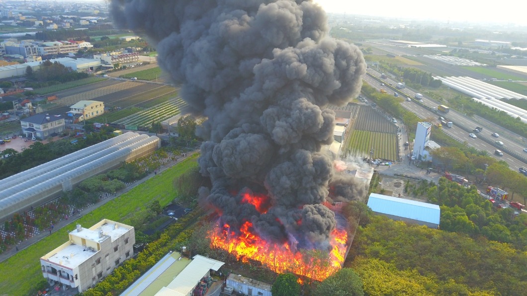 彰化塑膠工廠今（10）日下午發生火警。（圖／翻攝自記者爆料網）