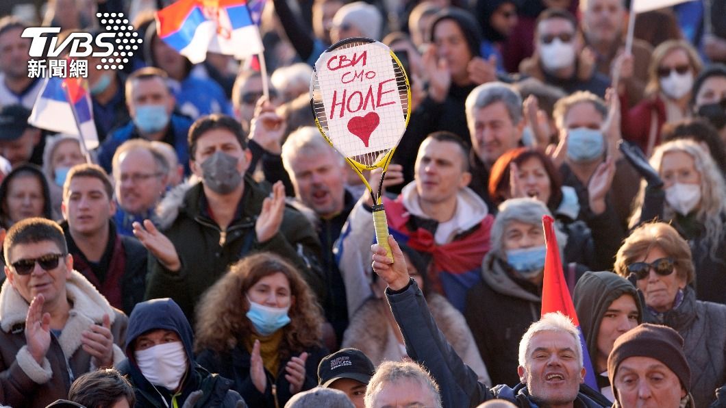 塞爾維亞街頭今天也出現大量力挺喬帥的民眾。（圖／達志影像美聯社）