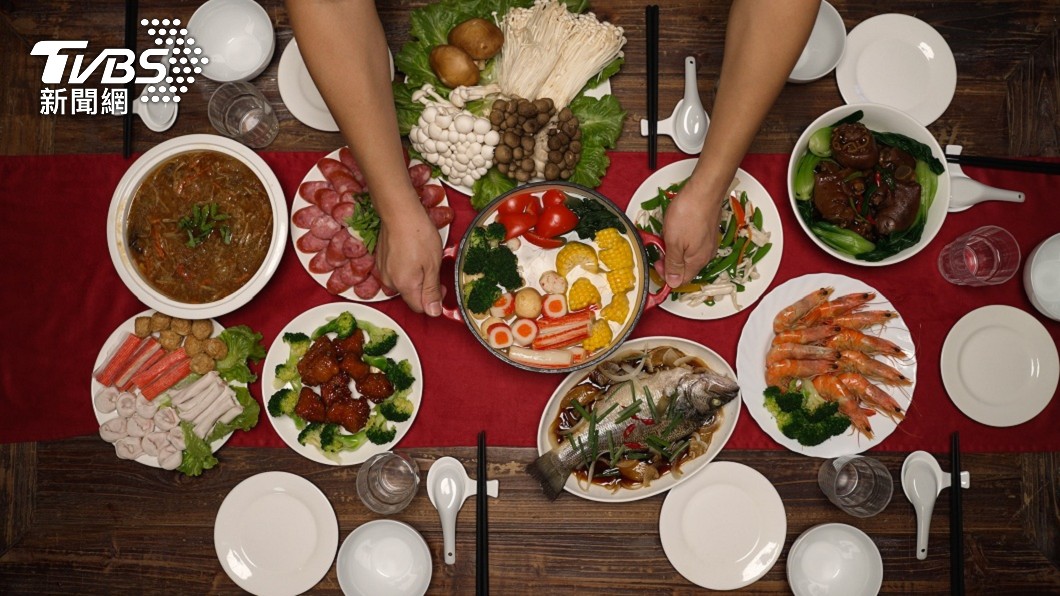 許多人在除夕夜這天都會和家人團聚吃年夜飯。（示意圖／shutterstock達志影像）