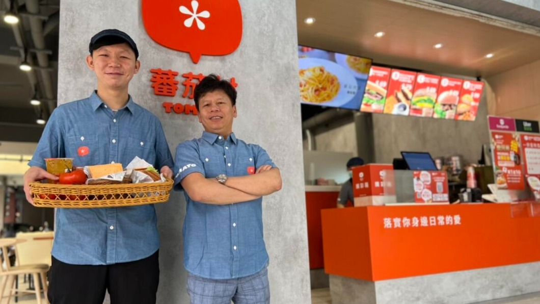90後的李家維（左），在父親李俊雄（右）的支持下，重塑連鎖早餐店「蕃茄村」的新面貌。（圖／引新聞提供）