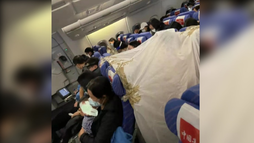 中國南方航空CZ328航班上有乘客怕被傳染自搭帳棚隔絕。（圖／翻攝自微博）