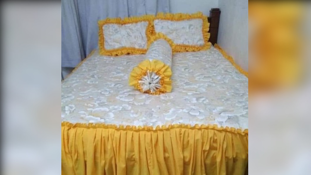  一名網友日前買了新的床單、枕頭套與抱枕，但樣式似乎怪怪的。（圖／翻攝自「爆廢公社公開版」）