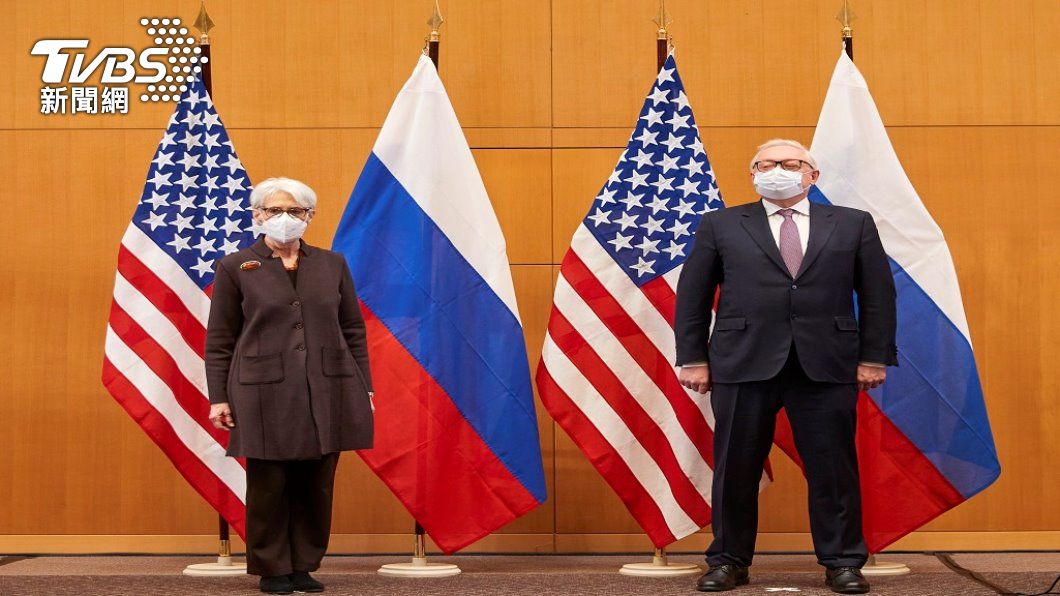 美國副國務卿雪蔓與俄羅斯副外長雷雅布可夫。（照片來源：AP）