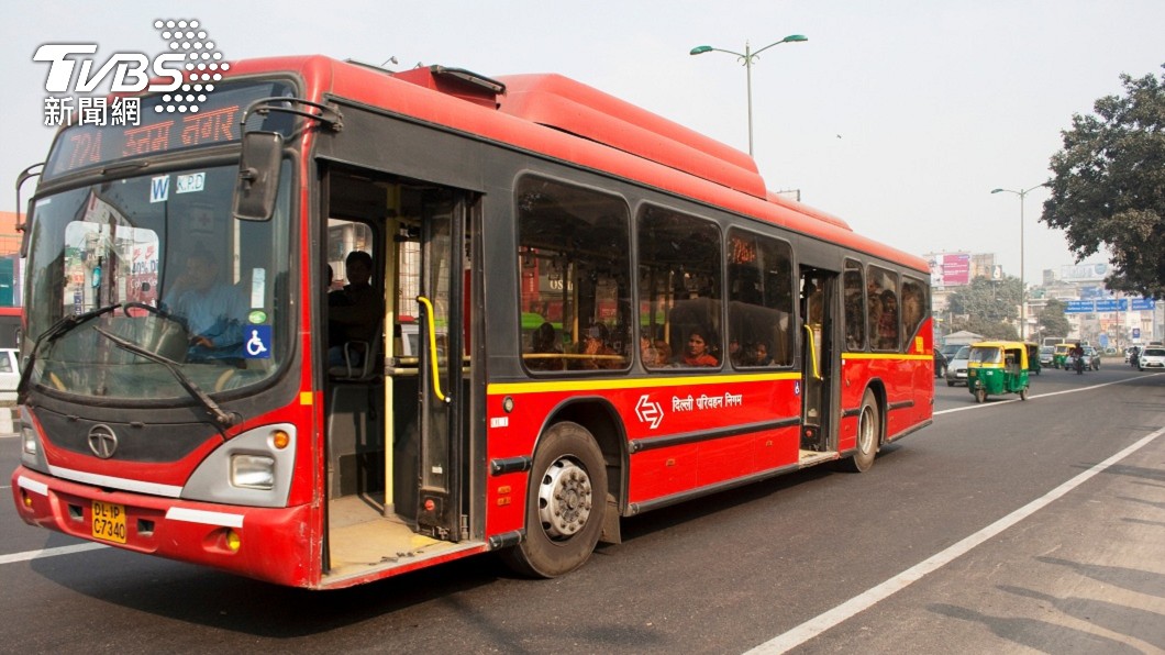 印度日前發生一起公車司機過站不停的事件。（示意圖／shutterstock達志影像） 公車司機過站不停　印度18歲少女急跳車遭高速輾斃