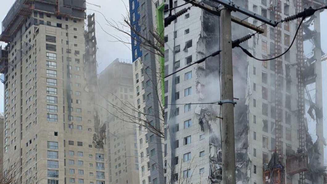 韓光州39層施工中高樓外牆崩落。（圖／翻攝自推特）