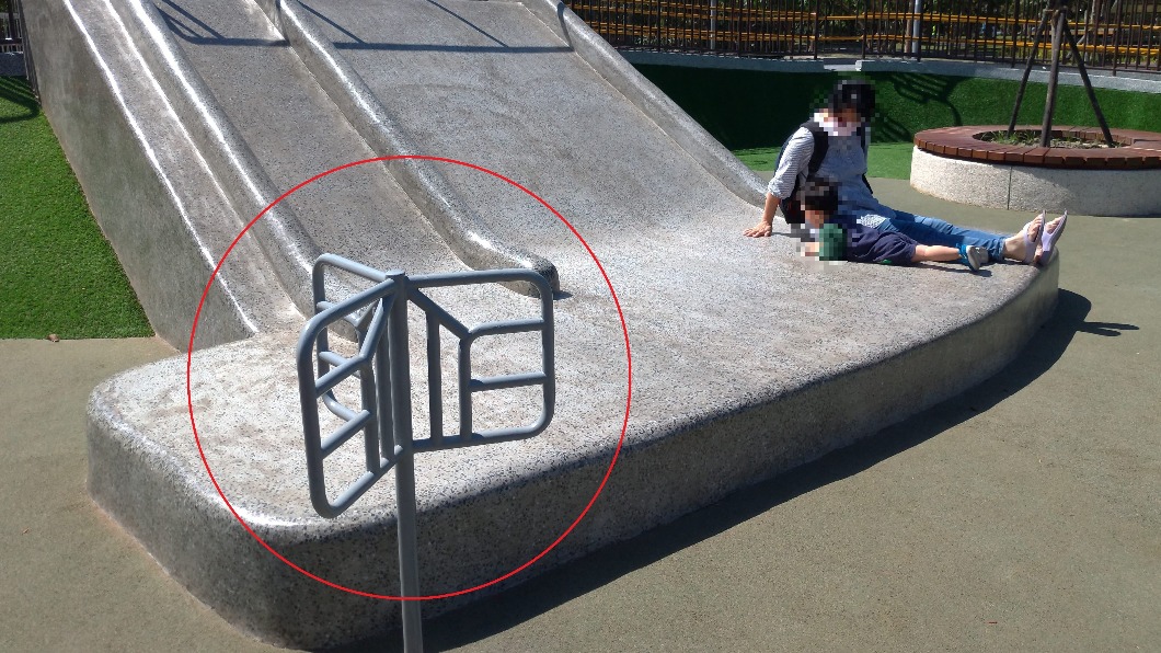 網友指出，滑梯旁邊設施的真正用法。（圖／翻攝自台北市政府共融式遊樂場官網） 別爬！公園三面鐵桿「不是遊具」　內行解答暖心用途