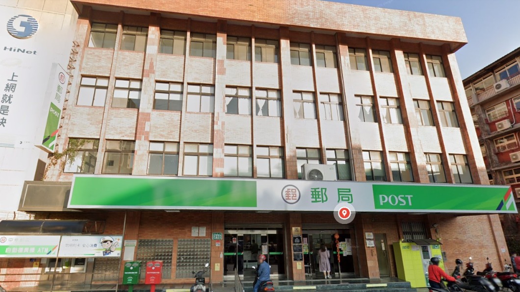 因為出現確診者足跡，台北市北投明德郵局今日暫停營業進行清消。（圖／翻攝自Google地圖）