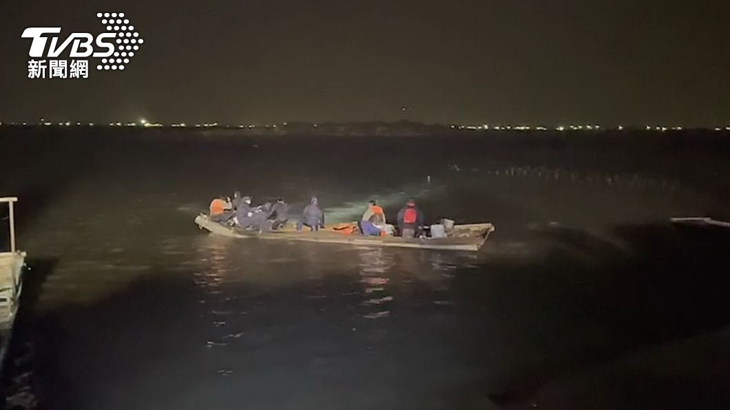 海軍水下作業大隊11日深夜趁海水退潮，乘膠筏下海搜尋墜海F-16V戰機。（圖／中央社）