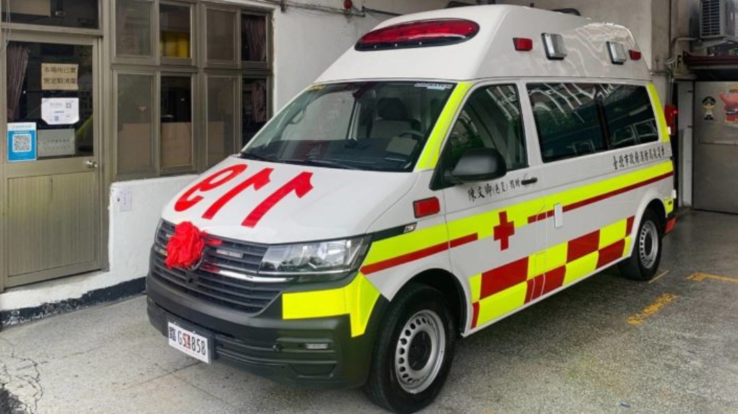 救護車車頭反向設計的「119」字樣竟藏救命玄機。（圖片來源/ 台北市消防局） 救護車「改塗裝、字還印反」　醫曝背後用意：故意的