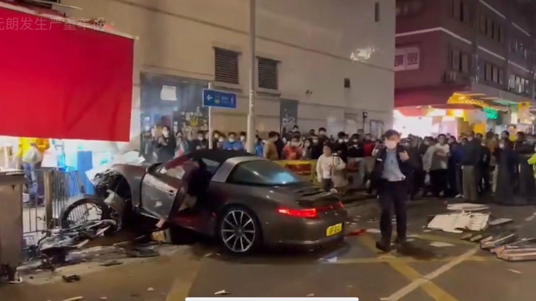 香港元朗合財街發生交通意外，一輛保時捷懷疑失控撞上人行道。（圖／翻攝自香港自由行加加微博）