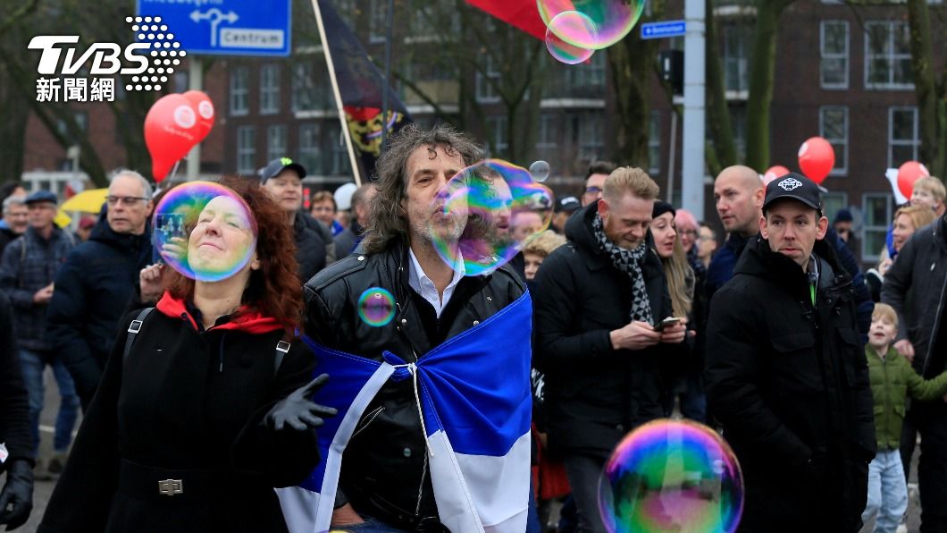 荷蘭人民選擇與新冠肺炎共存。（圖／達志影像路透社）