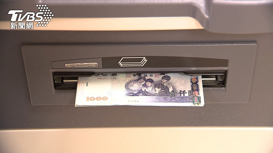 網友透露有特定ATM不一定能領到新鈔。（圖／TVBS資料畫面）