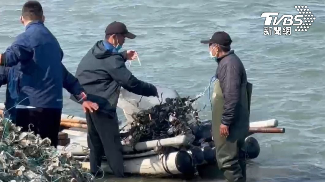 搜救隊打撈到機體殘骸。（圖／TVBS） 掌握F-16V墜海位置　軍方將抽砂挖泥打撈