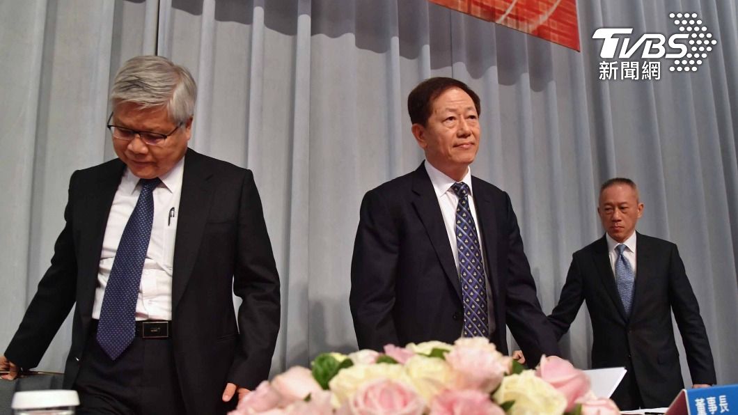 台積電董事長劉德音（中）、總裁魏哲家（左）、財務長黃仁昭（右）出席。（圖／中央社）