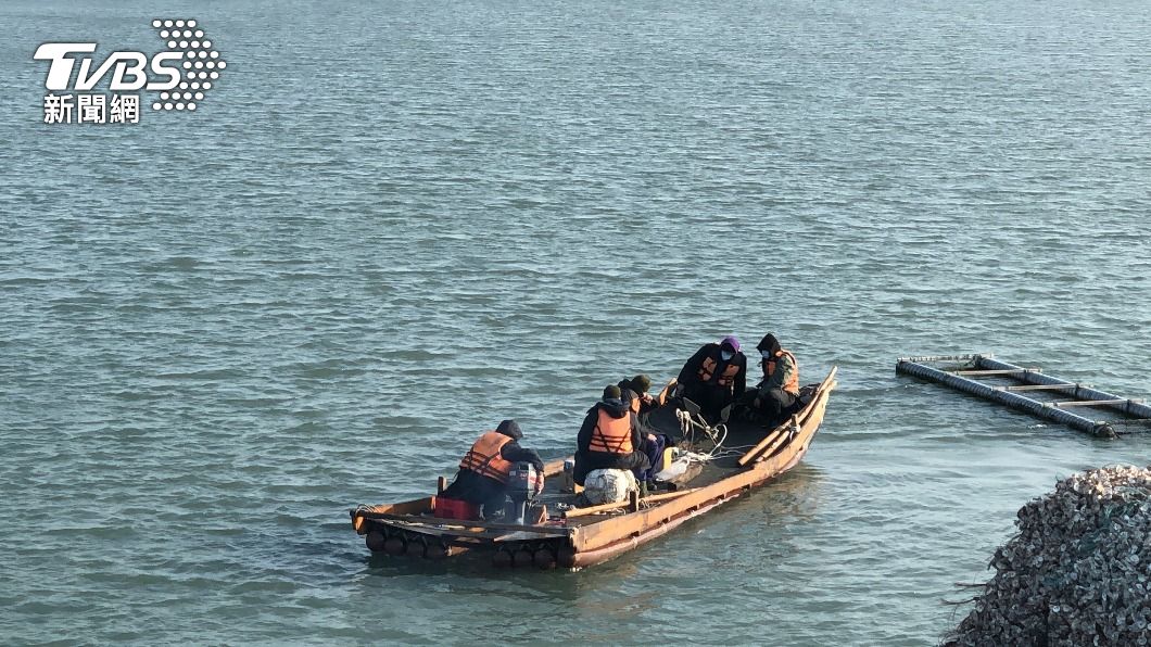 軍方14日上午搭乘膠筏持續搜救。（圖／中央社）