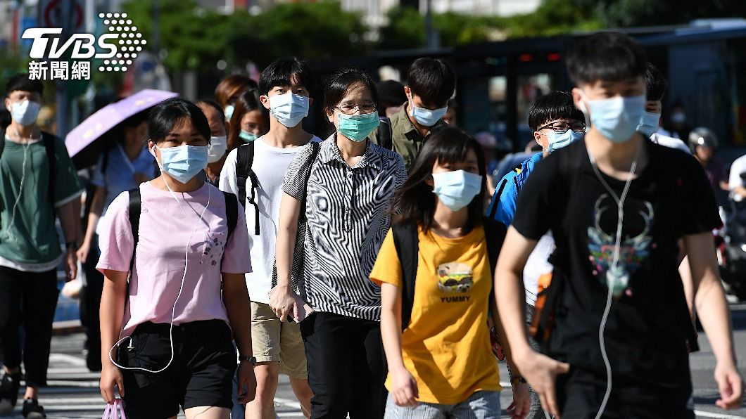 口罩禁令何時解封，衛福部次長薛瑞元表示，在疫情下坡、減緩階段才會做考慮。（圖／TVBS）