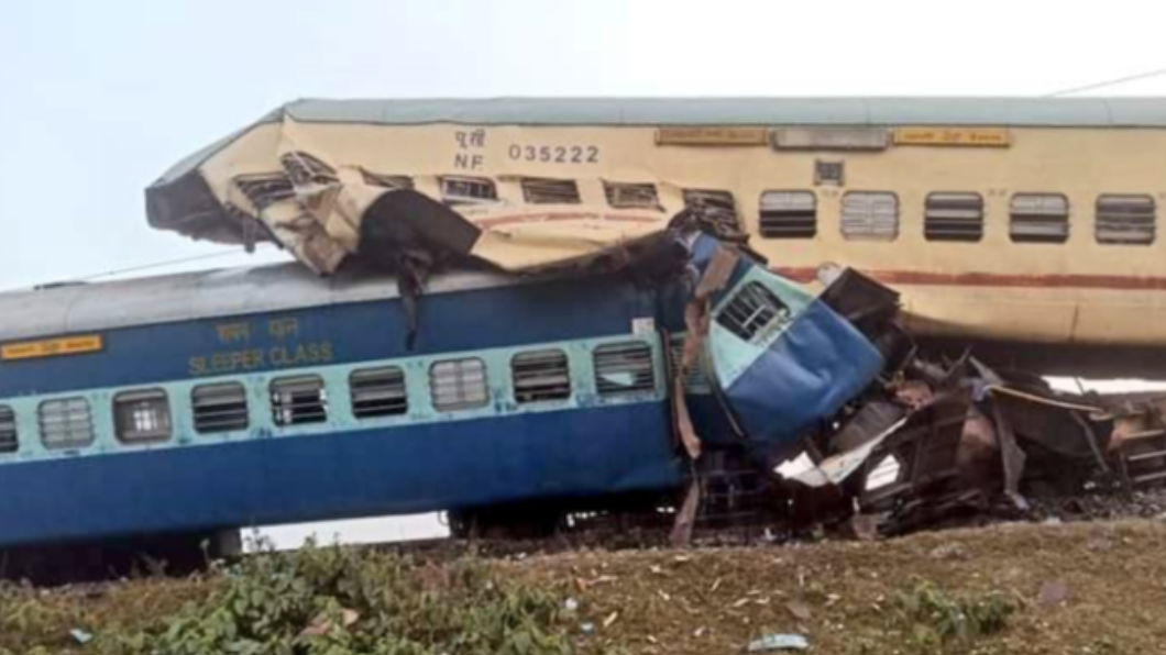 印度驚傳火車脫軌意外，共有6節車廂翻覆，撞擊力強大，導致車廂堆疊在一起。（圖／翻攝自@aruna_dk推特）