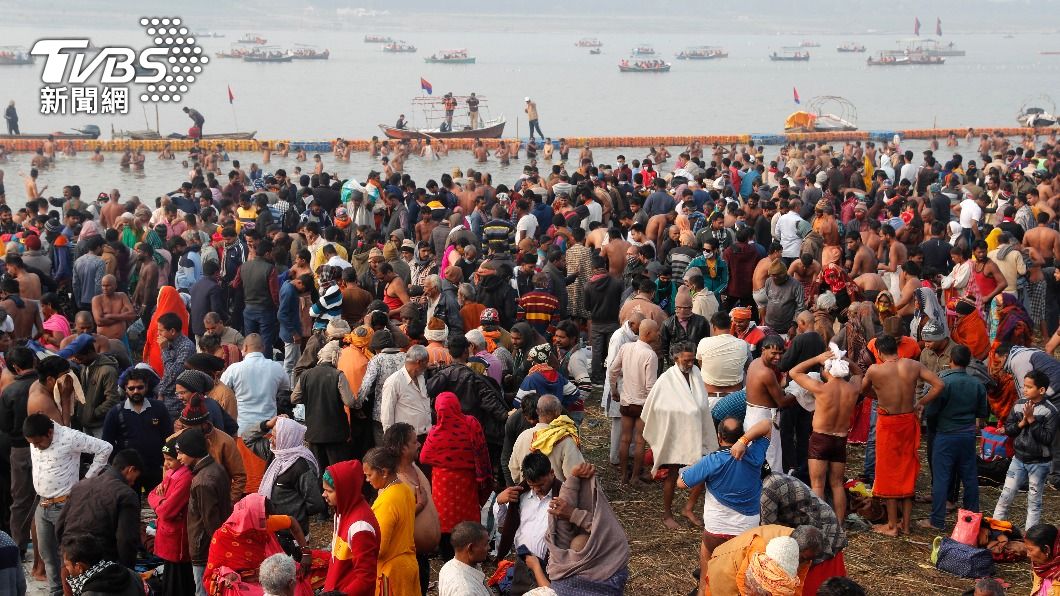 大量信徒擠在恆河沿岸。（圖／達志影像美聯社） 印度確診數狂飆30倍　數十萬朝聖者竟擠恆河沐浴