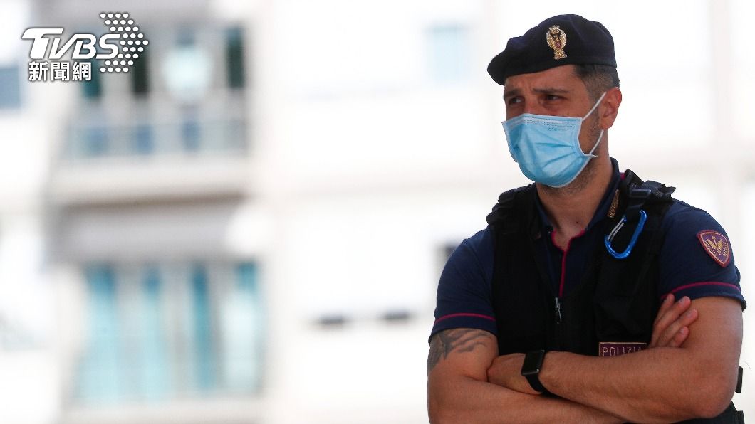 義大利警察認為為了維持威信應配戴較「得體」的口罩。（圖／達志影像路透社）