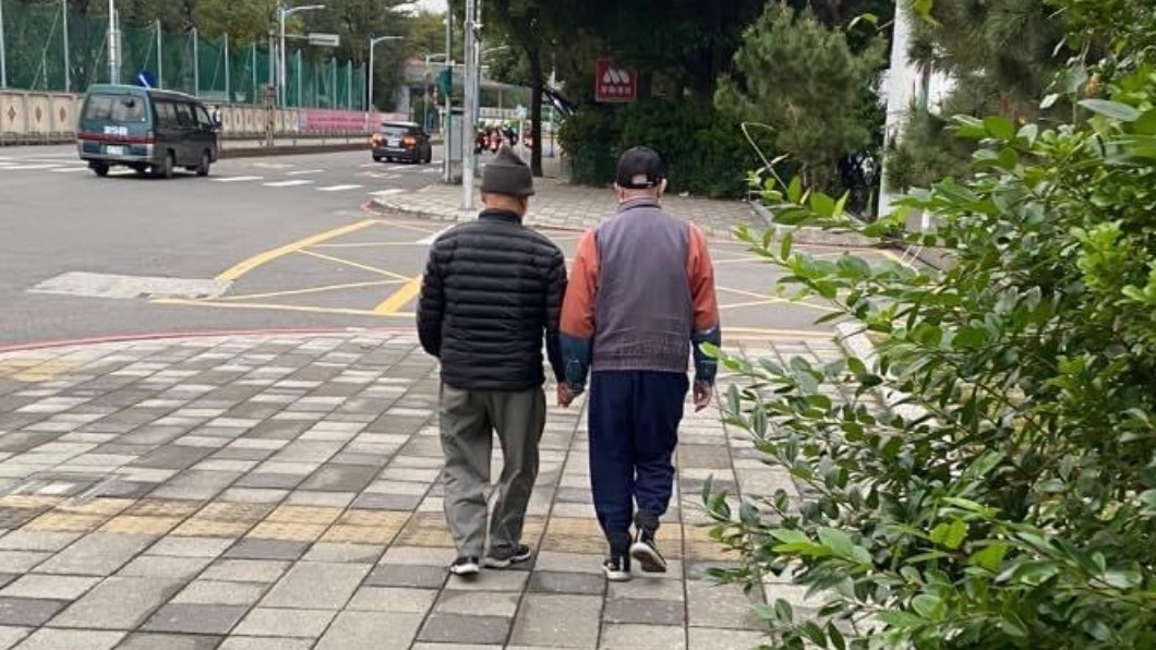 兩位爺爺牽著彼此的手散步。（圖／翻攝自我是板橋人）