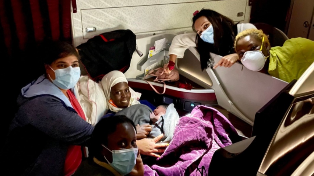 加拿大醫師哈蒂布在機上為烏干達孕婦接生。（圖／翻攝自@AishaKhatib Twitter）